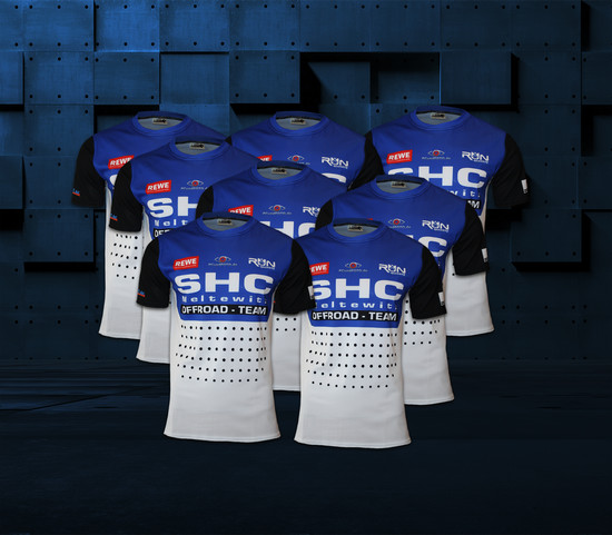 Team-Lauftrikots des SHC Meltewitz Offroad-Teams – hochwertiges Design in Blau, Weiß und Schwarz mit Sponsorenlogos wie REWE. Perfekt für Sportevents, kombiniert Funktionalität, Stil und UV-Schutz