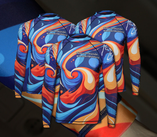 Farbenfrohe Lycra-Shirts in Premiumqualität – individuelles Teamdesign, perfekte Passform und langlebiger Sublimationsdruck für echte Performance auf dem Wasser.