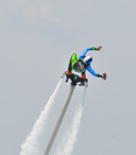 Flyboarder Surflycra und Surfhose